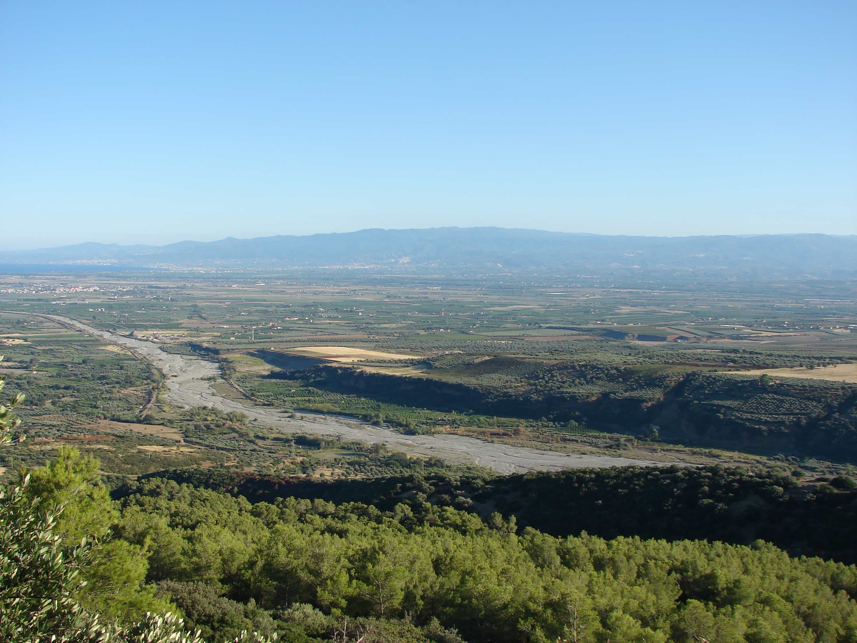 La valle del fiume Raganello e la piana di Sibari. In primo piano, sulla destra in basso, si trova il sito enotrio del Timpone della Motta di Francavilla Marittima.